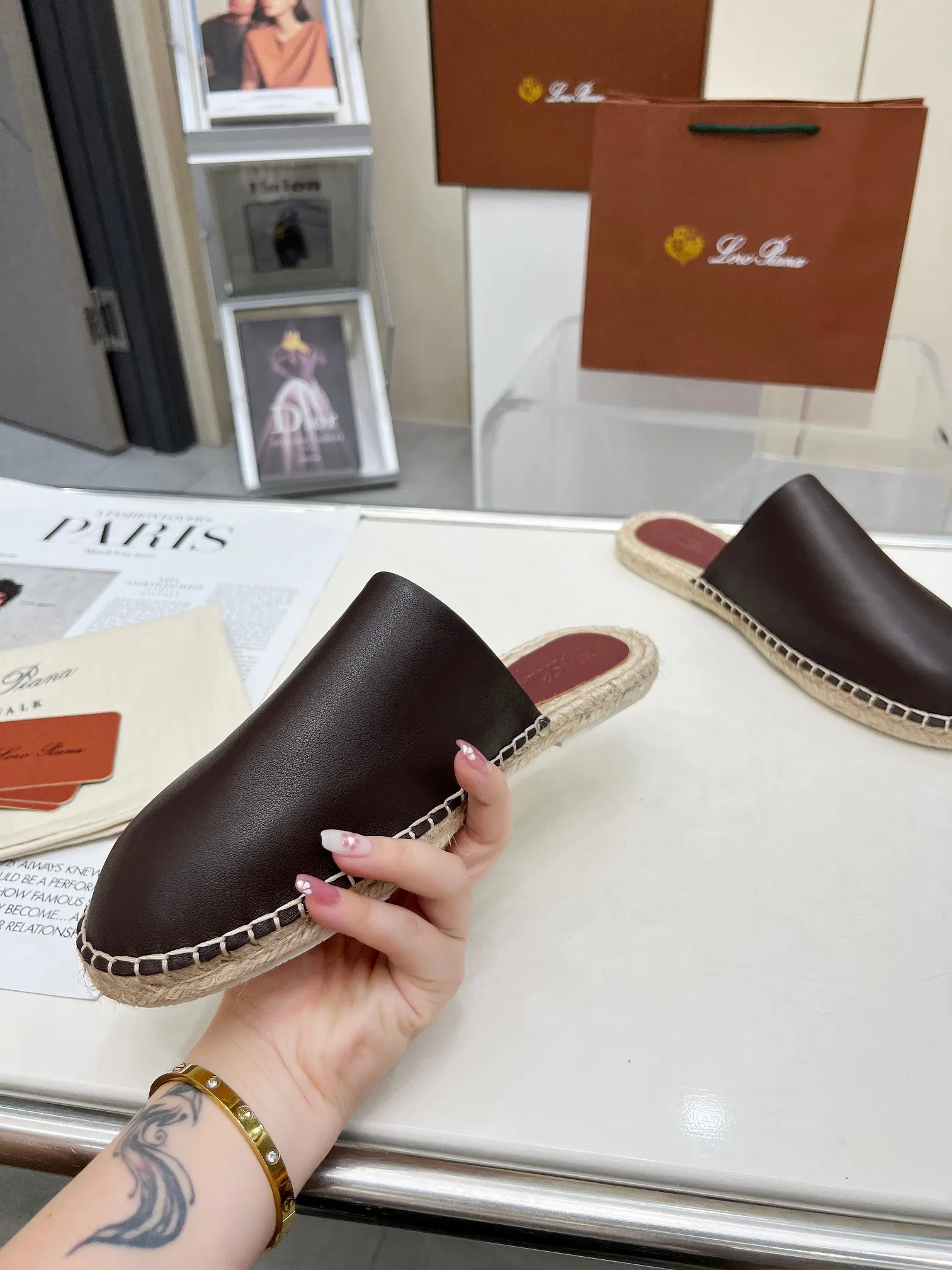 Men's men's shoes 💰520 🧚‍♂️.Loro Piana*👉Top genuine high-end fisherman's shoes and half-drag style👉Buy the original 1:1 copy💯💯💯 Founded the existing Loro Piana company on April 24, 1924. It is now the sixth generation of family business, providing high-quality products to customers who are discerning about taste and quality. ❤️Imported calfskin fabric. The lining is made of A-grade sweat-absorbent and breathable lining. 💯💯💯 Purely handmade. 💯Authentic packaging. Original one-to-one molded outsole. The favorite sandals of Middle Eastern tycoons. Code number: 39-46.